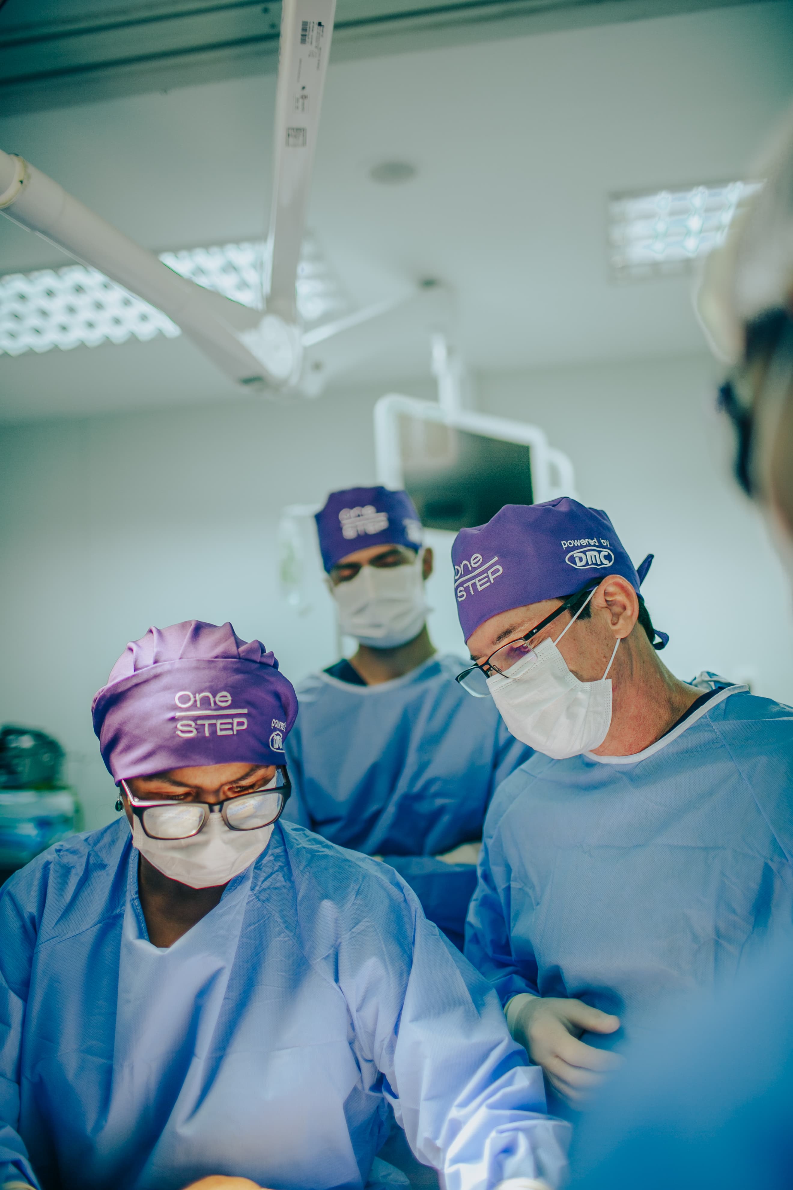 Equipe médica utilizando a técnica One STEP®